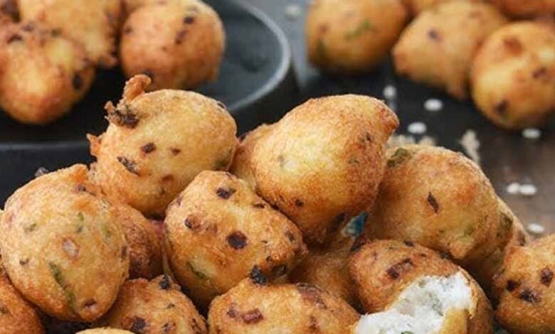 सुबह-के-नाश्ते-में-गरमागरम-उड़द-दाल-पकोड़े-बनाने-की-आसान-विधि