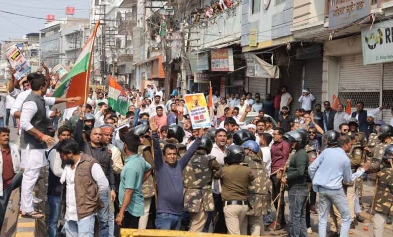 भाजपा–कांग्रेस-कार्यकर्ताओं-में-झड़प,-पथराव-के-साथ-टमाटर-और-पानी-की-बोतलें-चलीं