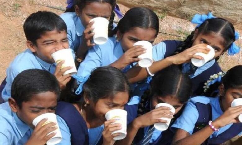 मध्य-प्रदेश-सरकारी-स्कूल-के-छात्रों-के-लिए-खुशखबरी!-कक्षा-1-से-8-तक-मुफ्त-मिलेगा-दूध
