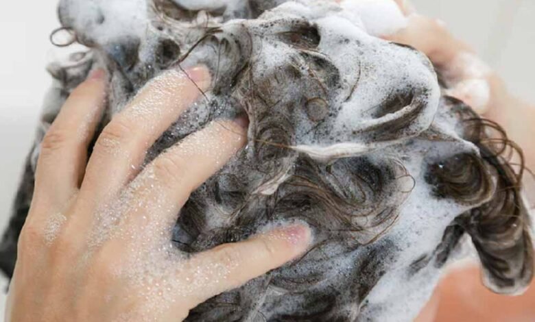 बालों-को-हफ्ते-में-कितनी-बार-धोएं?-ऑयली,-ड्राई-और-नॉर्मल-बालों-के-लिए-एक्सपर्ट-गाइड