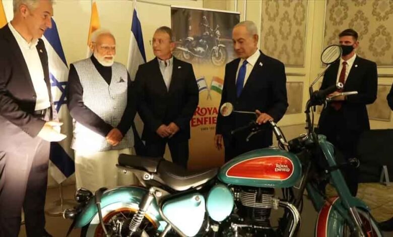 इजराइल-में-भारत-की-दमदार-बाइक-की-एंट्री,-pm-मोदी-और-बेंजामिन-नेतन्याहू-ने-साथ-खिंचवाई-तस्वीर