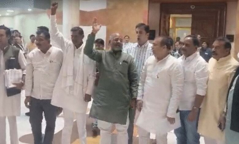 कांग्रेस-विधायक-ने-विधानसभा-में-किया-शीर्षासन,-हर्ष-फायरिंग-पर-fir-को-लेकर-जताया-विरोध,-सदन-से-वॉकआउट