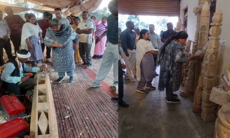 बीजापुरी-नंबर-1-में-काष्ठ-शिल्पियों-के-कार्यों-का-शहडोल-संभाग-की-कमिश्नर-ने-लिया-जायजा