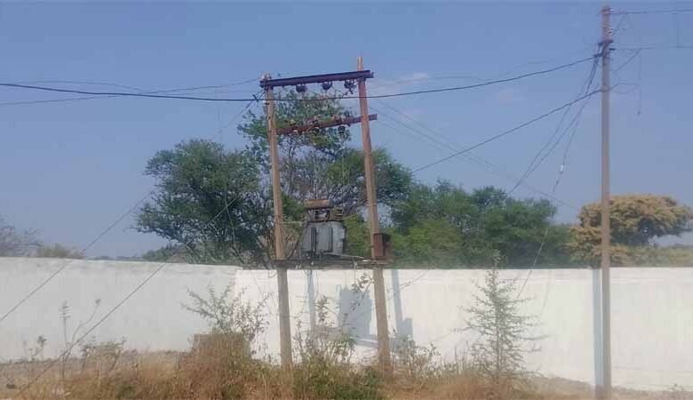 लटकते-तारों-और-जर्जर-बाउंड्री-के-बीच-पढ़ाई-को-मजबूर-नन्हे-कदम