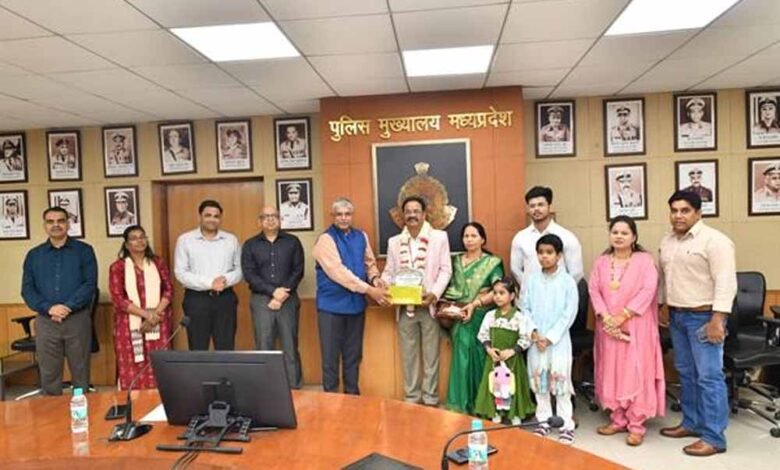 पुलिस-मुख्यालय-परिवार-द्वारा-चार-सेवानिवृत्‍त-कर्मचारियों-को-भावभीनी-विदाई