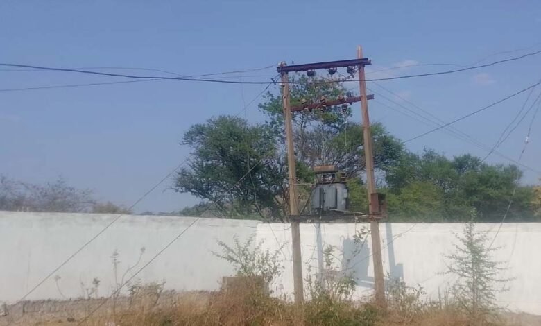 लटकते-तारों-और-जर्जर-बाउंड्री-के-बीच-पढ़ाई-को-मजबूर-नन्हे-कदम