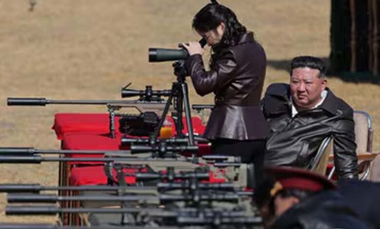 किम-जोंग-उन-ने-अधिकारियों-को-दीं-स्नाइपर-राइफल,-बेटी-को-देखा-निशाना-लगाते-हुए