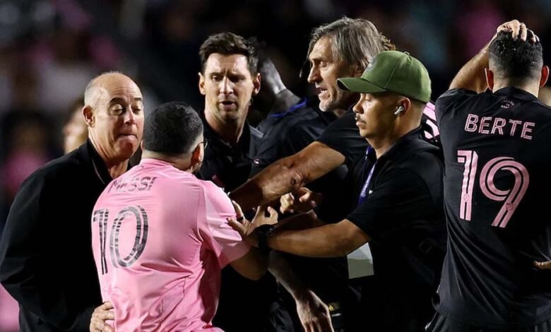 शर्टलेस-फैन-ने-मचाई-अफरा-तफरी,-पिच-पर-गिर-पड़े-लियोनेल-मेसी