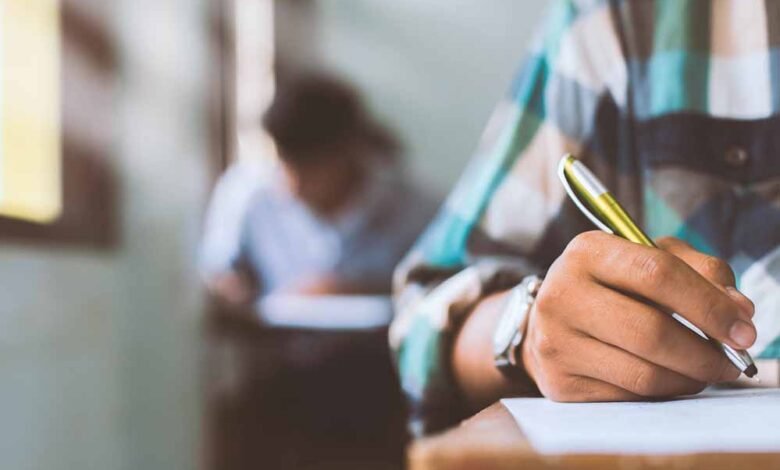 बोर्ड-परीक्षा-में-हिजाब-पर-विवाद,-टीचर-ने-छात्राओं-के-नंबर-काटने-की-दी-धमकी,-शिक्षा-विभाग-ने-दी-सफाई