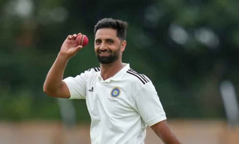 आकिब-नबी-डार-कौन-हैं?-रणजी-ट्रॉफी-2025-26-में-‘प्लेयर-ऑफ-द-सीरीज’-बनकर-चमके,-ipl-में-भी-कमा-चुके-करोड़ों