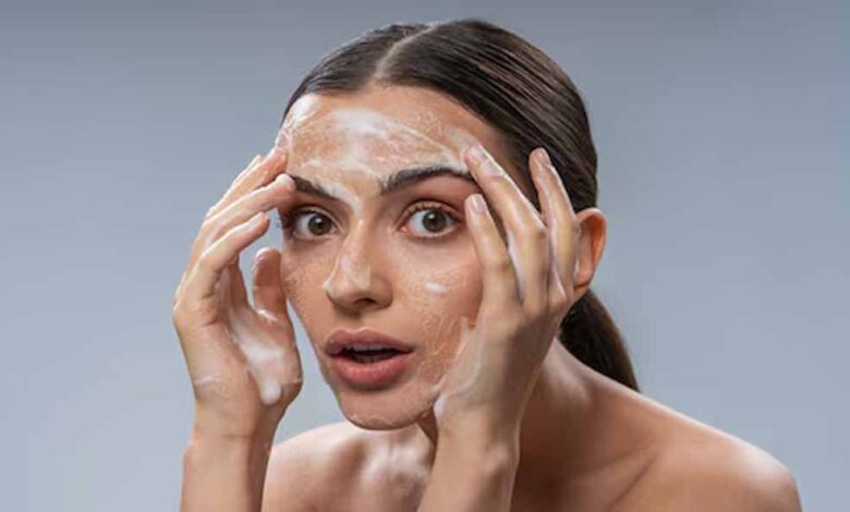 गलत-फेसवॉश-से-बढ़-सकता-है-एक्ने,-जानें-सही-क्लींजर-कैसे-चुनें
