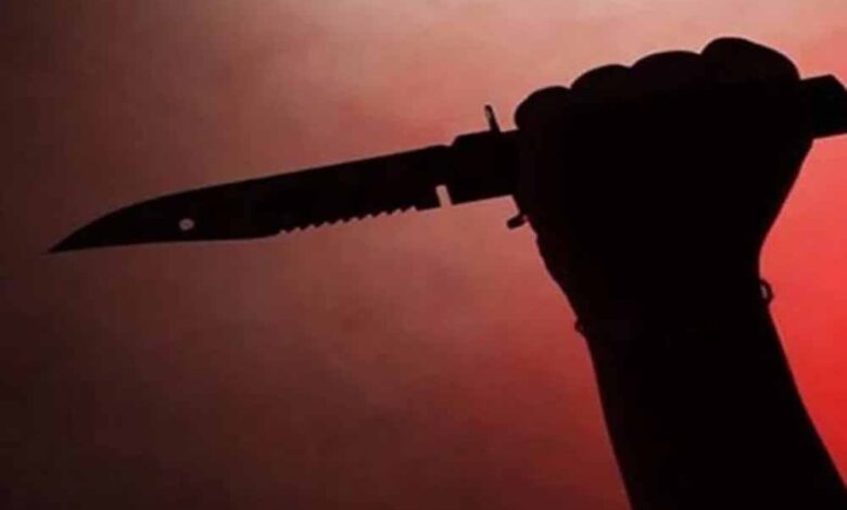 मामूली-झगड़े-ने-लिया-खौफनाक-मोड़:-पत्नी-को-चाकू-से-गोदा,-मृत-समझकर-फरार-हुआ-पति