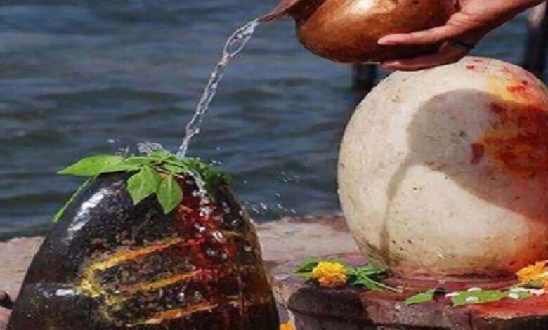 महाशिवरात्रि-2026:-शिवलिंग-पर-जल-अर्पित-करते-समय-इन-6-गलतियों-से-बचें,-पूजा-का-फल-हो-सकता-है-प्रभावित
