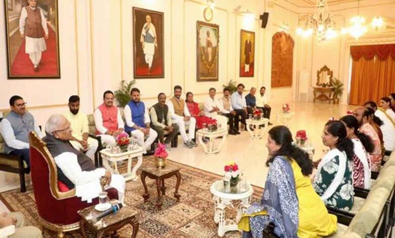 राज्यपाल-पटेल-से-केरल-राज्य-के-पार्षदगणों-ने-की-मुलाकात