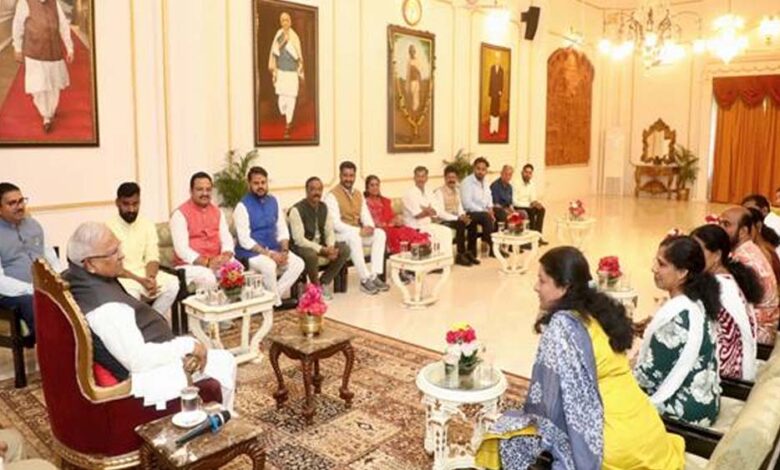 राज्यपाल-पटेल-से-केरल-राज्य-के-पार्षदगणों-ने-की-मुलाकात