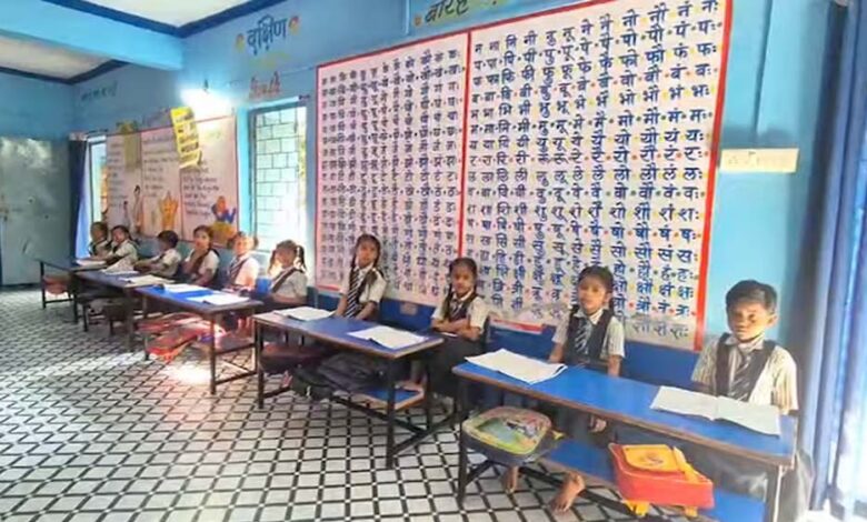 प्राइवेट-को-टक्कर-देता-रतलाम-का-सरकारी-स्कूल:-बैग-बिना-आते-बच्चे,-40-तक-के-पहाड़े-याद