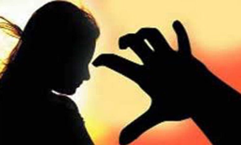 घर-में-घुसकर-युवती-के-साथ-की-अश्लील-हरकत