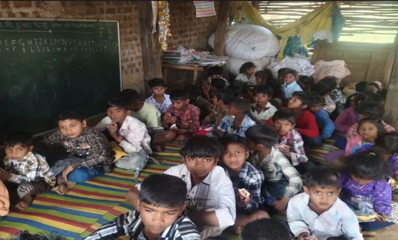 बड़वानी-में-शिक्षा-की-दुर्दशा:गाय-बकरियों-के-तबेले-में-ठूंसे-गए-40-आदिवासी-बच्चे!