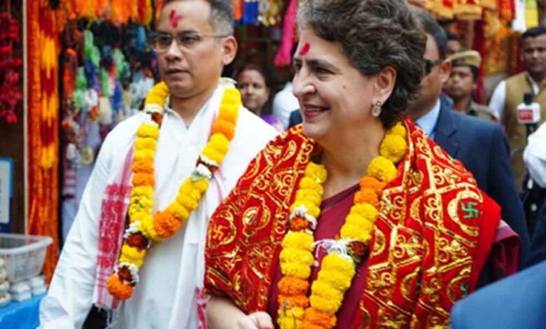 असम-दौरे-पर-प्रियंका-गांधी,-कामाख्या-देवी-मंदिर-में-किए-दर्शन,-लिया-आशीर्वाद