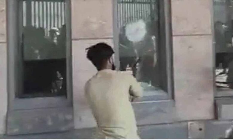 खामेनेई-की-मौत-से-पाकिस्तान-में-बवाल:-कराची-में-अमेरिकी-दूतावास-के-पास-हिंसक-प्रदर्शन,-कई-घायल