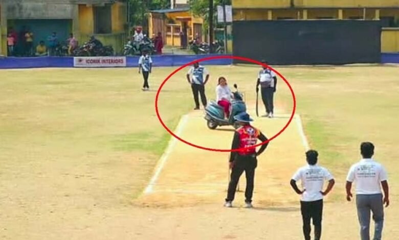 क्रिकेट-की-भीड़-में-फंसी-पति-की-कार,-गुस्से-में-स्कूटी-लेकर-पिच-तक-पहुंची-महिला
