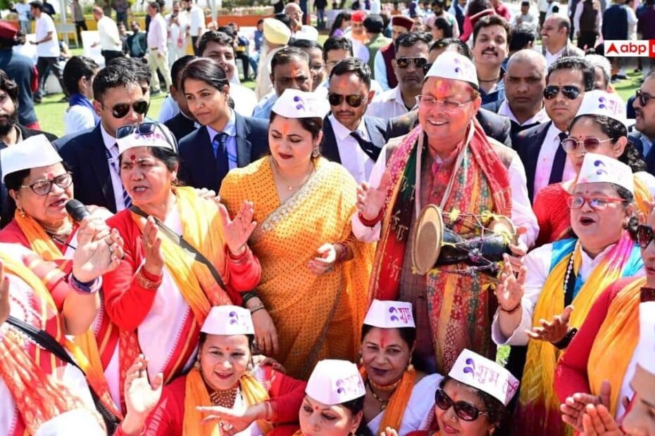 cm-आवास-पर-दिखा-पहाड़ों-का-रंग,-पुष्कर-सिंह-धामी-ने-लोक-कलाकारों-संग-खेली-होली