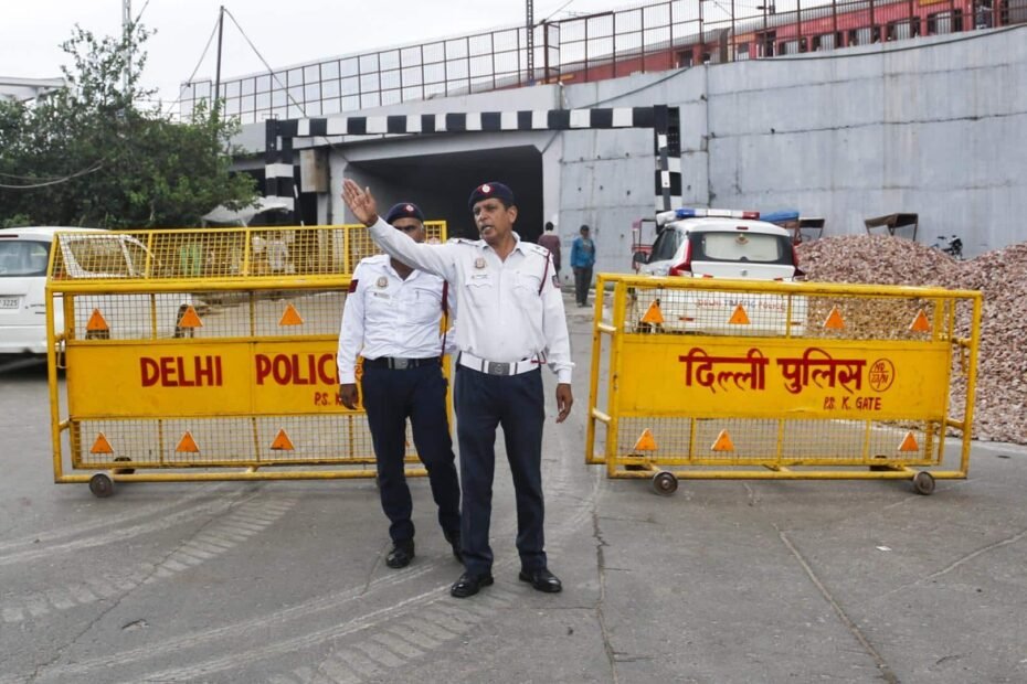 दिल्ली:-होली-में-सख्त-निगरानी,-15000-पुलिसकर्मी-रहेंगे-तैनात,-नशे-में-ड्राइविंग-पर-जीरो-टॉलरेंस