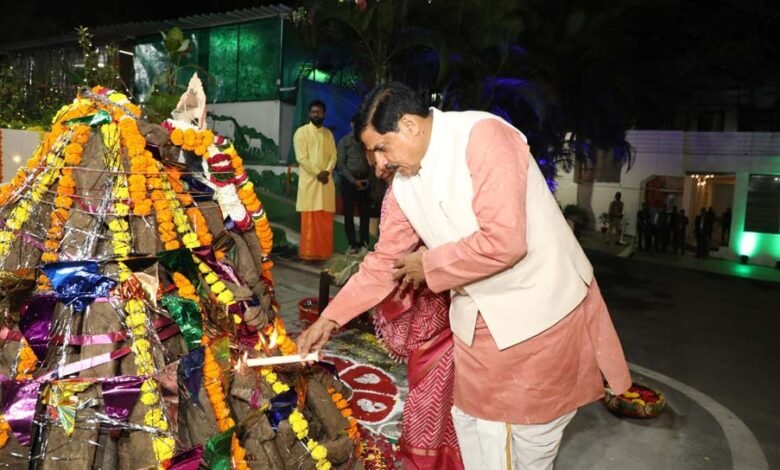 मुख्यमंत्री-निवास-पर-हुआ-भव्य-होलिका-दहन,-गौ-काष्ठ-का-हुआ-उपयोग