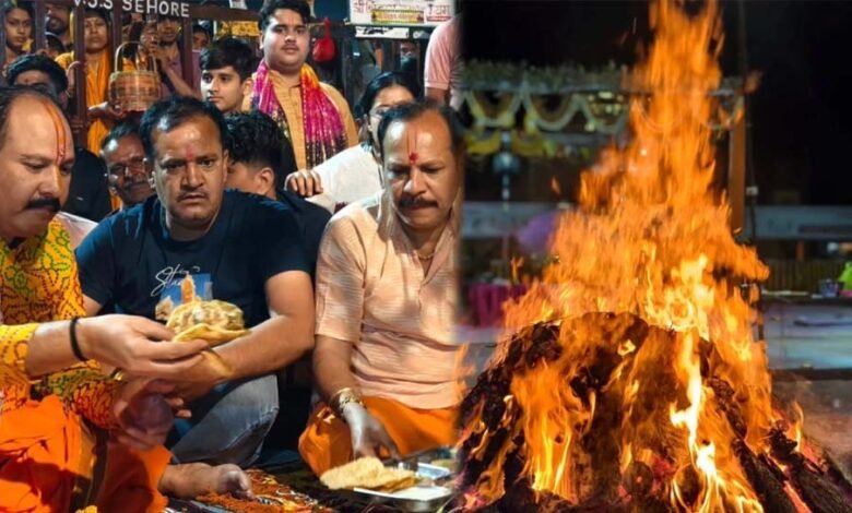 कुबेरेश्वर-धाम-में-पं.-प्रदीप-मिश्रा-ने-किया-होलिका-दहन,-शहरभर-में-सौ-से-अधिक-होलिकाओं-का-जलना