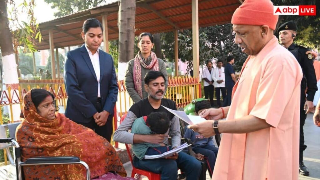 gorakhpur-news:-होली-पर-गोरखनाथ-मंदिर-में-cm-योगी-का-जनता-दर्शन,-इलाज-के-लिए-आर्थिक-मदद-का-भरोसा