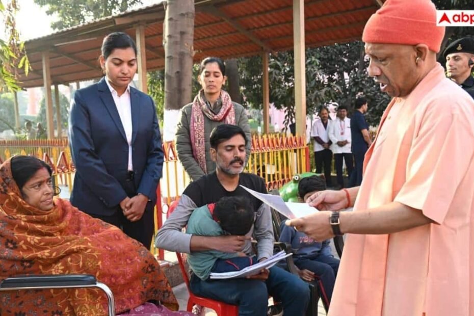 gorakhpur-news:-होली-पर-गोरखनाथ-मंदिर-में-cm-योगी-का-जनता-दर्शन,-इलाज-के-लिए-आर्थिक-मदद-का-भरोसा