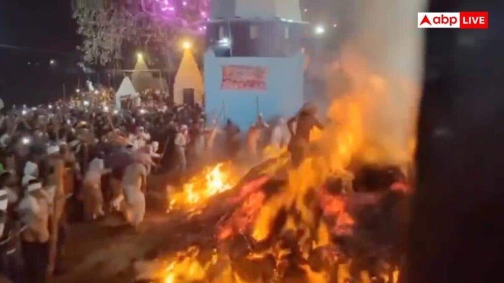 in-pics:-मथुरा-में-होलिका-दहन-पर-जीवंत-हुई-भक्त-प्रह्लाद-की-कथा,-धधकती-आग-के-बीच-से-निकला-युवक