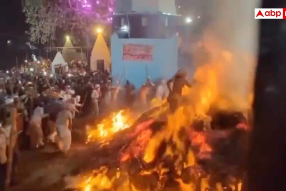in-pics:-मथुरा-में-होलिका-दहन-पर-जीवंत-हुई-भक्त-प्रह्लाद-की-कथा,-धधकती-आग-के-बीच-से-निकला-युवक