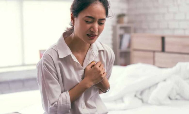 महिलाओं-में-हार्ट-अटैक-के-लक्षण-पुरुषों-से-क्यों-होते-हैं-अलग?-जानिए-और-रहें-सतर्क