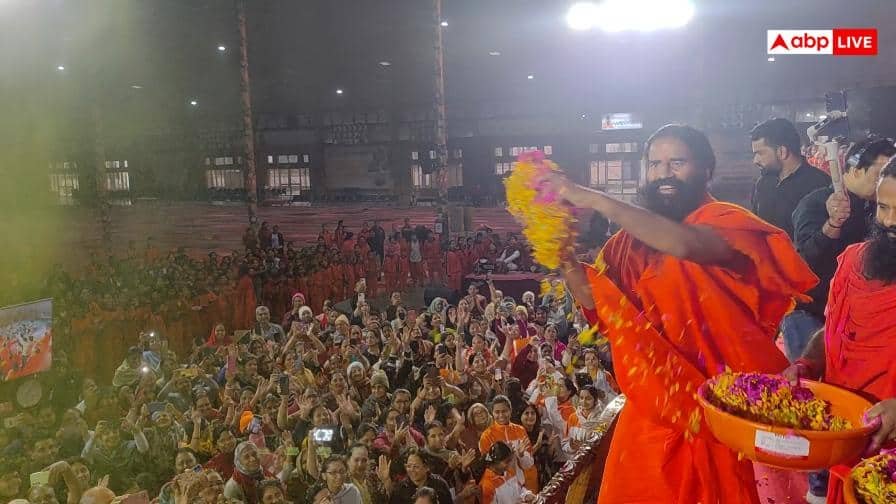 holi-2026:-हरिद्वार-के-पतंजलि-योगपीठ-में-खेली-गई-फूलों-की-होली,-अनुयायियों-संग-झूमे-बाबा-रामदेव