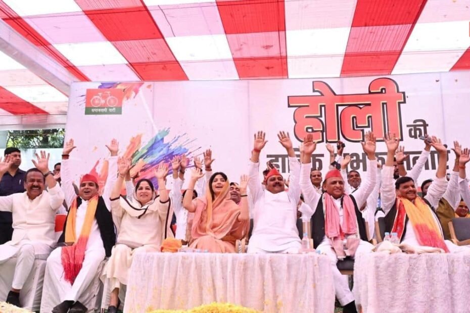 होली-के-दिन-सैफई-से-अखिलेश-यादव-का-सियासी-संदेश,-कहा-हम-सब-लोग-बहुरंगी-रहें,-मन-से-भी…
