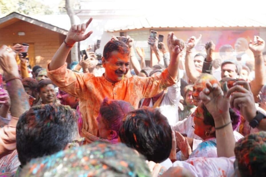3-साल-बाद-‘आप’-दफ्तर-में-उड़े-खुशियों-के-रंग!-क्लीन-चिट-के-बाद-केजरीवाल-सिसोदिया-ने-मनाई-‘कट्टर-ईमानदार’-होली