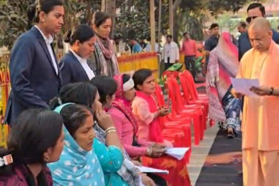 ‘जन-समस्याओं-के-निस्तारण-में…’,-जनता-दर्शन-में-cm-योगी-ने-सुनीं-लोगों-की-समस्याएं