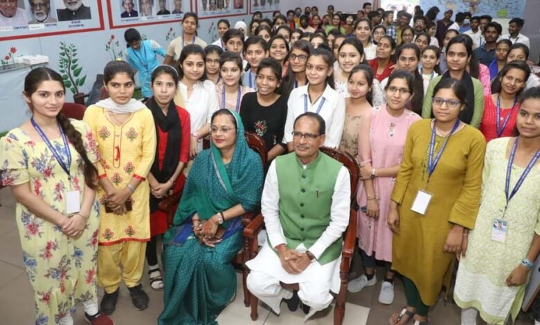 केन्द्रीय-मंत्री-शिवराज-सिंह-चौहान-के-66वें-जन्मदिन-पर-बड़े-संकल्प,-परिवार-संग-पौधे-रोपे,-विदिशा-में-शुरू-की-फ्री-मामा-कोचिंग