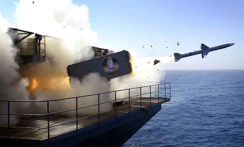 ईरान-का-पलटवार!-अमेरिकी-तेल-टैंकर-पर-मिसाइल-हमला,-समुद्र-में-भड़की-भीषण-आग