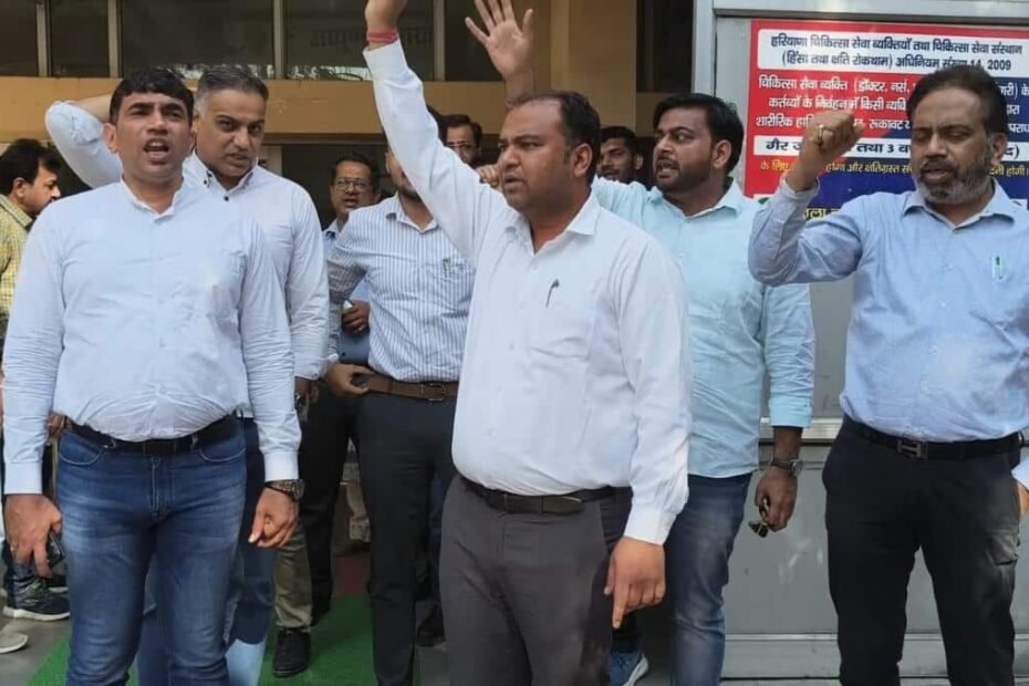 करनाल:-पुलिस-डॉक्टर-विवाद-में-स्वास्थ्य-सेवाएं-ठप,-sho-पर-fir-की-मांग-को-लेकर-हड़ताल-पर-डॉक्टर्स