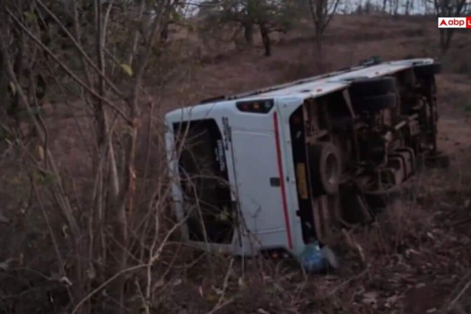 ratnagiri-news:-नियंत्रण-खोने-के-बाद-पलटी-लग्जरी-बस,-28-यात्री-थे-सवार,-2-की-हालत-नाजुक