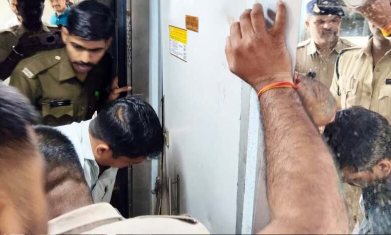 चलती-ट्रेन-के-वॉशरूम-में-जज-की-पत्नी-की-मौत,-स्टेशन-पर-पति-का-इंतजार,-मोबाइल-लोकेशन-से-ट्रेन-रोकी