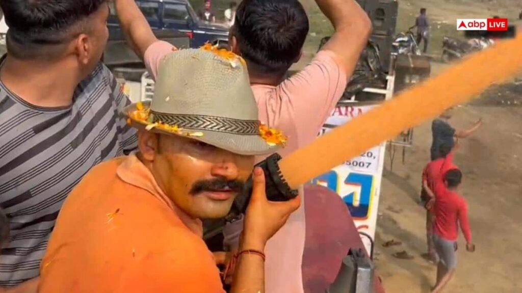 संभल-एसपी-कृष्ण-विश्नोई-होली-पार्टी-में-झूम-झूमकर-नाचे,-‘गुलाब-जईसन-खिलल-बाडू’-गाने-पर-किया-डांस