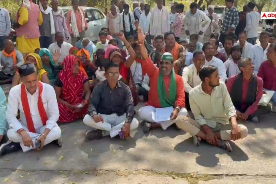 mahoba-news:-महोबा-में-सड़क-पर-किसान,-अन्नदाताओं-की-अर्जुन-सहायक-परियोजना-से-डूब-रही-जमीन-पर-मुआवजे-की-मांग