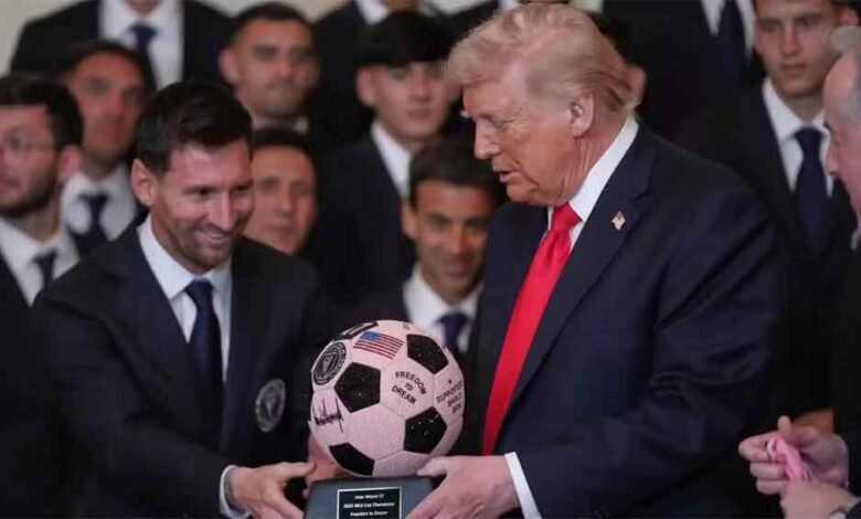 लियोनेल-मेस्सी-ने-डोनाल्ड-ट्रंप-को-रत्नजड़ित-गुलाबी-फुटबॉल-भेंट-की