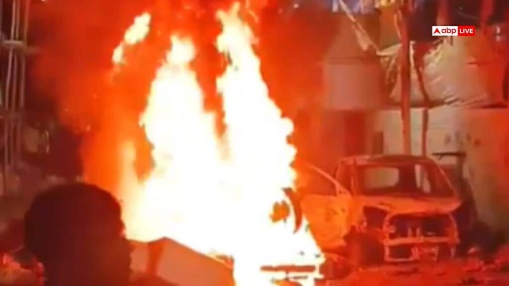 दिल्ली:-होली-पर-मामूली-विवाद-के-बीच-आगजनी,-1-की-मौत,-नाराज-लोगों-ने-कार-और-बाइक-में-लगाई-आग