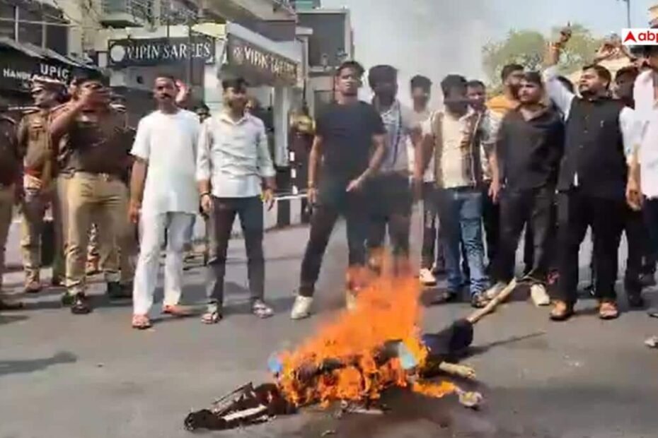 योगी-की-मां-पर-आपत्तिजनक-टिप्पणी-से-बवाल,-लखनऊ-में-प्रदर्शन,-मौलाना-का-पुतला-फूंका