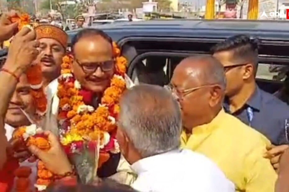 up-news:-बागेश्वर-धाम-जाते-समय-महोबा-रुके-डिप्टी-सीएम-बृजेश-पाठक,-डॉक्टरों-की-कमी-को-लेकर-दिया-आश्वासन