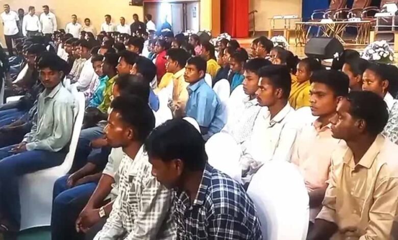 तेलंगाना-में-नक्सलियों-का-ऐतिहासिक-सरेंडर:-cm-रेड्डी-के-सामने-130-माओवादियों-ने-डाले-हथियार